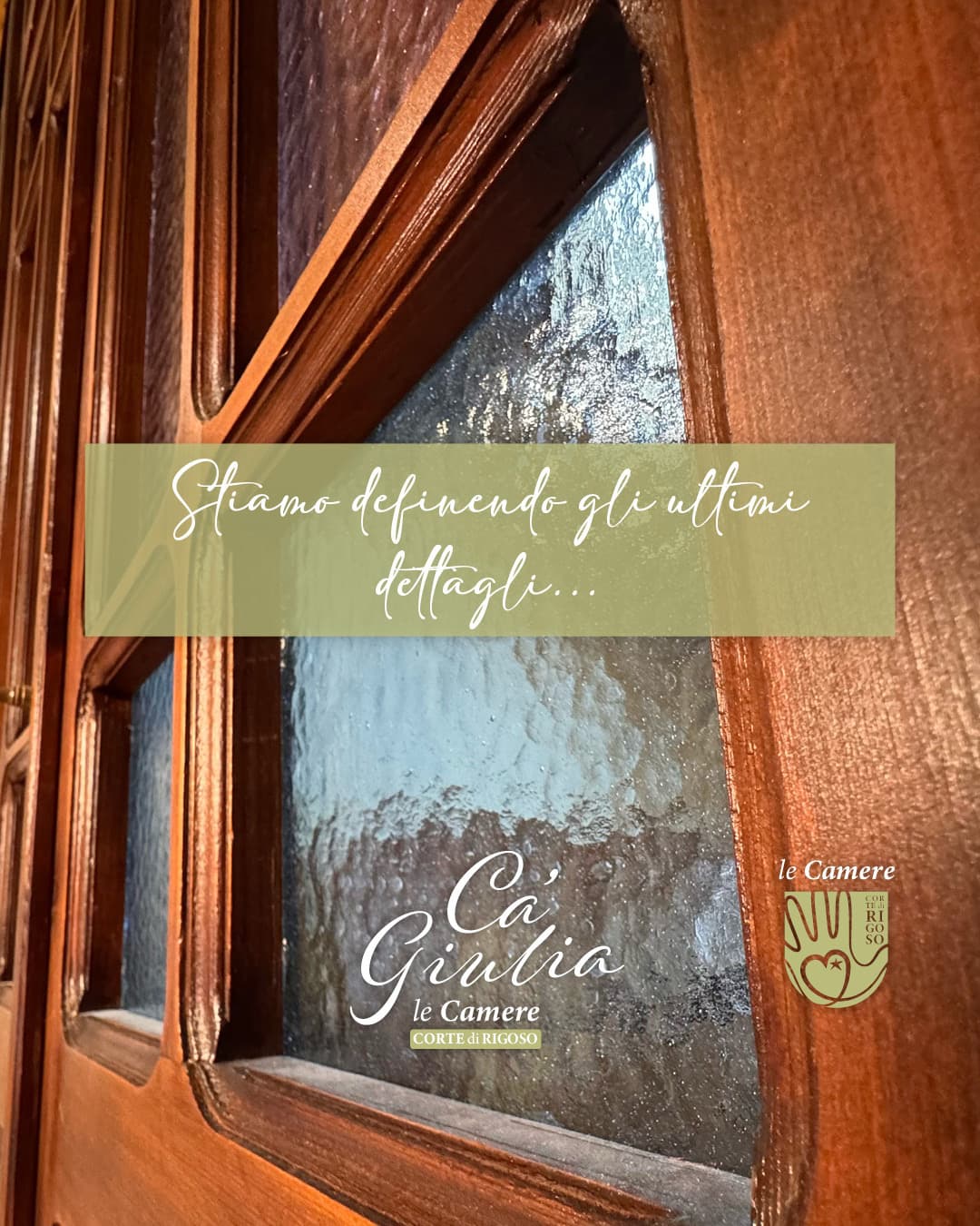 Porta di Ca' Giulia, materiale legno con vetrata e scritta in verde.