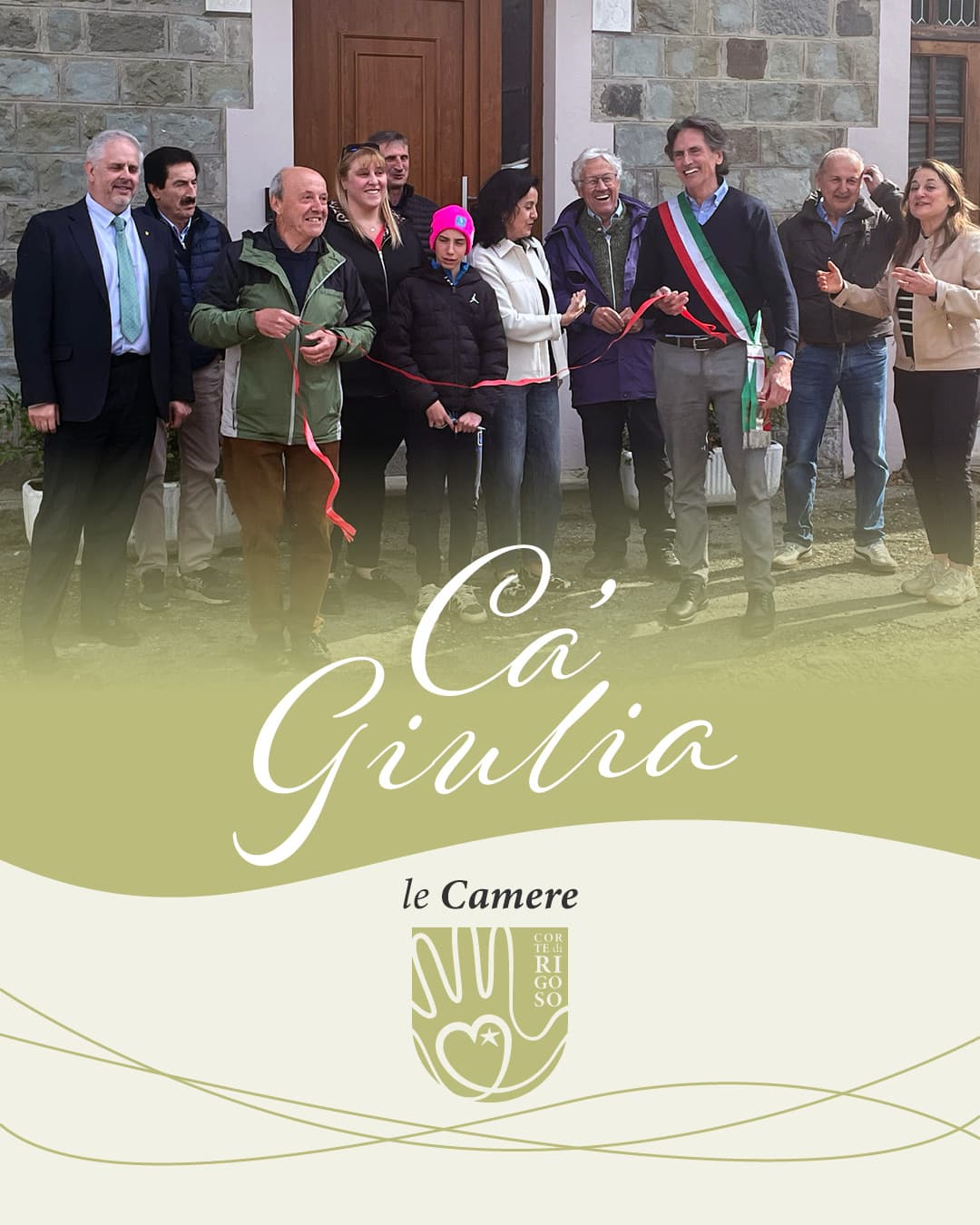 Immagine dell'inaugurazione di Ca' Giulia con tutti i partecipanti. Al basso dell'immagine è presente il logo delle nuove camere in verde.